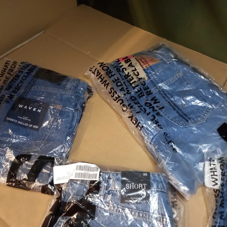 LOT OF APPROX 4 ASSORTED DENIM SHORTS VARYING IN BRAND/SIZE