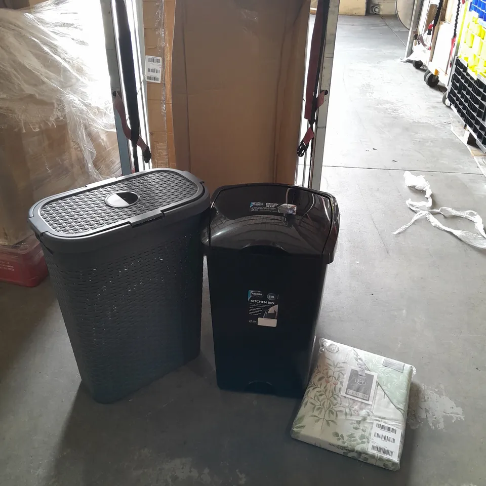 7 ASSORTED ITEMS TO INCLUDE: PLASTIC BIN, GREY PLASTIC LAUNDRY BASKET, INGLE QUILT SET, PARASOL BASE ETC 