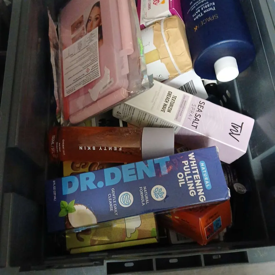 APPROXIMATELY 25 ASSORTED COSMETICS ITEMS INCLUDING MY LITTLE COCO CONDITIONER , TEETH WHITENING POWDER AND PALMOLIVE SKIN CREAM