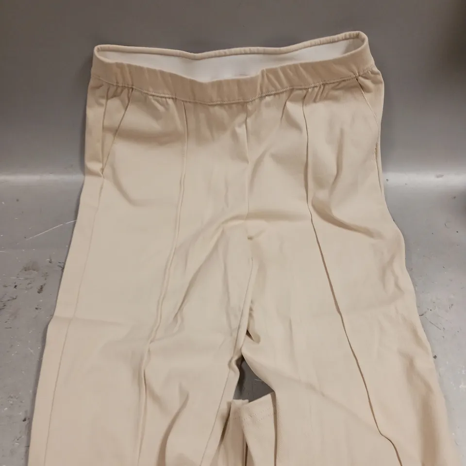 APPROXIMATELY 15 ASSORTED CLOTHING PRODUCTS IN VARIOUS STYLES & SIZES 