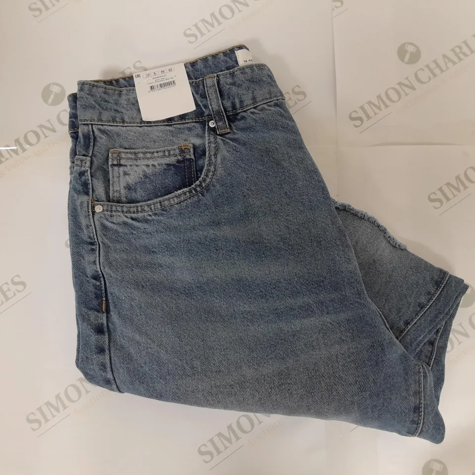 APPROXIMATELY 20 ASSORTED COTTON ON CLOTHING ITEMS TO INCLUDE MAYFAIR LONG SLEEVE SHIRT IN INDIGO VINTAGE STRIPE SIZE S, FLEECE LINED FULL LENGTH ONSIE IN BLACK SIZE L, MOM JEANS IN BRUNSWICK BLUE RIP