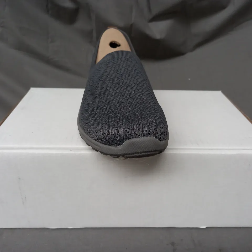 BOXED PAIR OF SKECHERS TRAINERS IN CHARCOAL SIZE 6