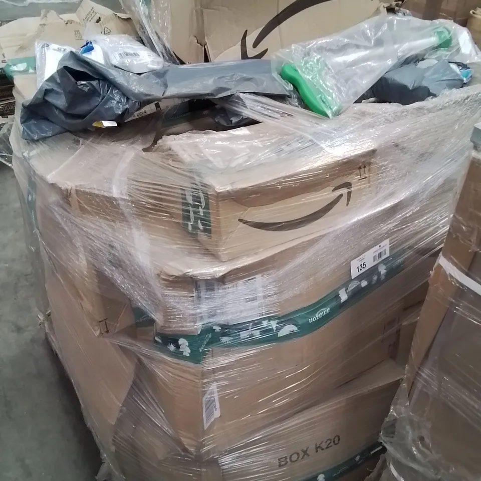 PALLET CONTAINING LARGE QUANTITY OF UMBRELLA/PARASOL BASES