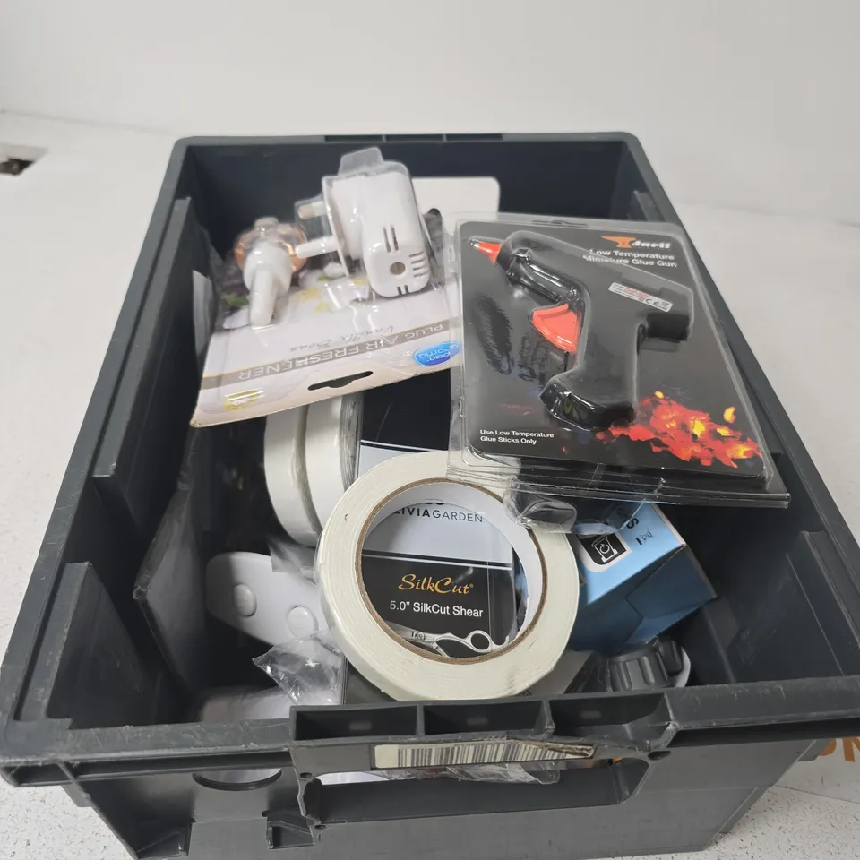 BOX OF APPROXIMATELY 15 ASSORTED HOUSEHOLD ITEMS INCLUDING HIGH SPEED MILK FROTHER AND LOW TEMPERATURE MINI GLUE GUN