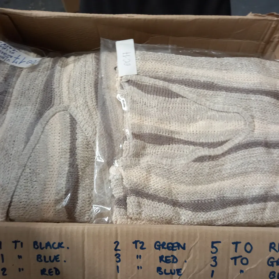 LOT OF 19 BRAND NEW V-NECK JUMPERS IN NATURAL STRIPE - VARIOUS SIZES