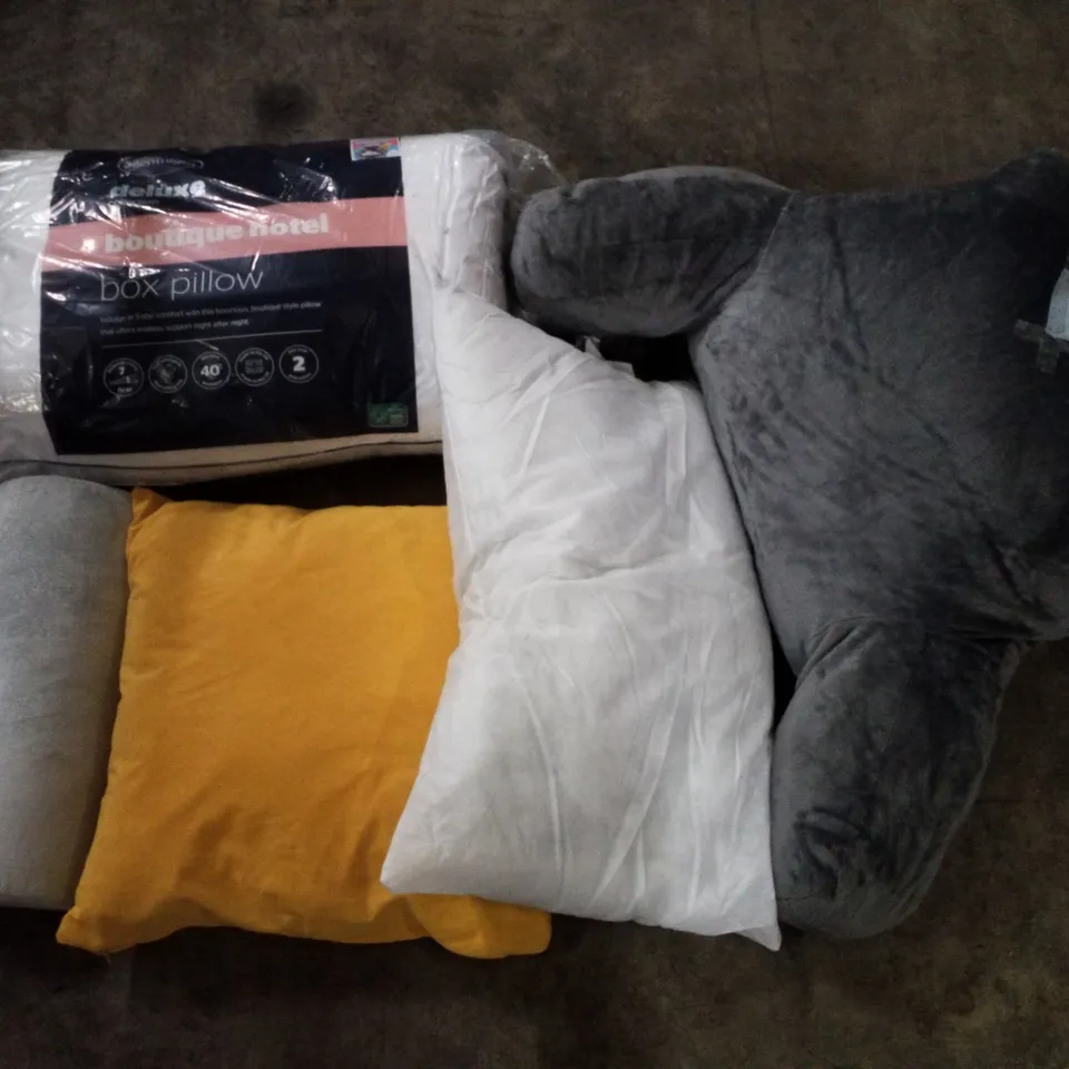 PALLET CONTAINING ASSORTED CUSHIONS, PILLOWS & BEDDING 