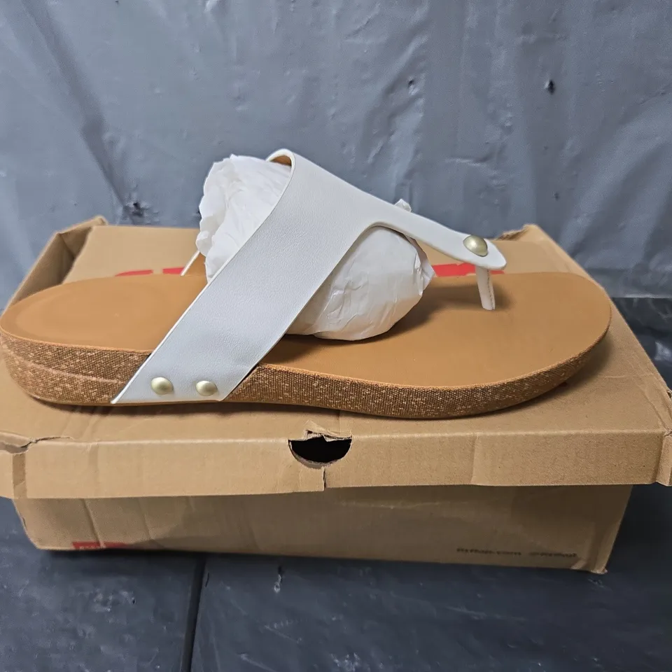 BOXED PAIR OF FITFLOP IQUSHION LEATHER TOE-POST SANDALS IN URBAN WHITE - UK 6.5