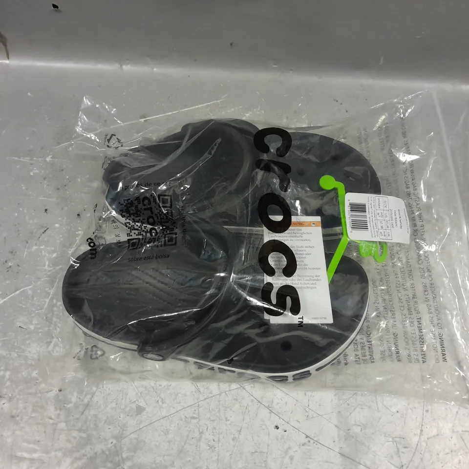 BAGGED PAIR OF CROCS BAYABAND CLOG BLACK/WHITE UK M4/W5