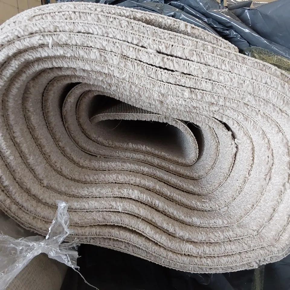 ROLL OF QUALITY STAINSAFE SHEPHERD TWIST AB 2888/0605 CARPET IN IVORY PEARL - APPROXIMATELY 8.5M L X 4M W