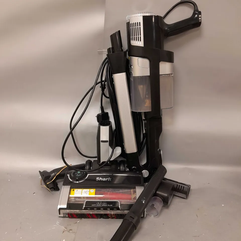 BOXED SHARK STRATOS ANTI HAIR WRAP PET PRO VACUUM CLEANER HZ3000UKT