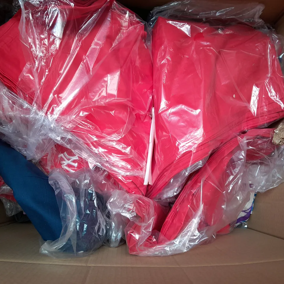 BOX OF APPROX 20 ASSORTED CLOTHING ITEMS TO INCLUDE - HAT , BANDANA , TOP ETC