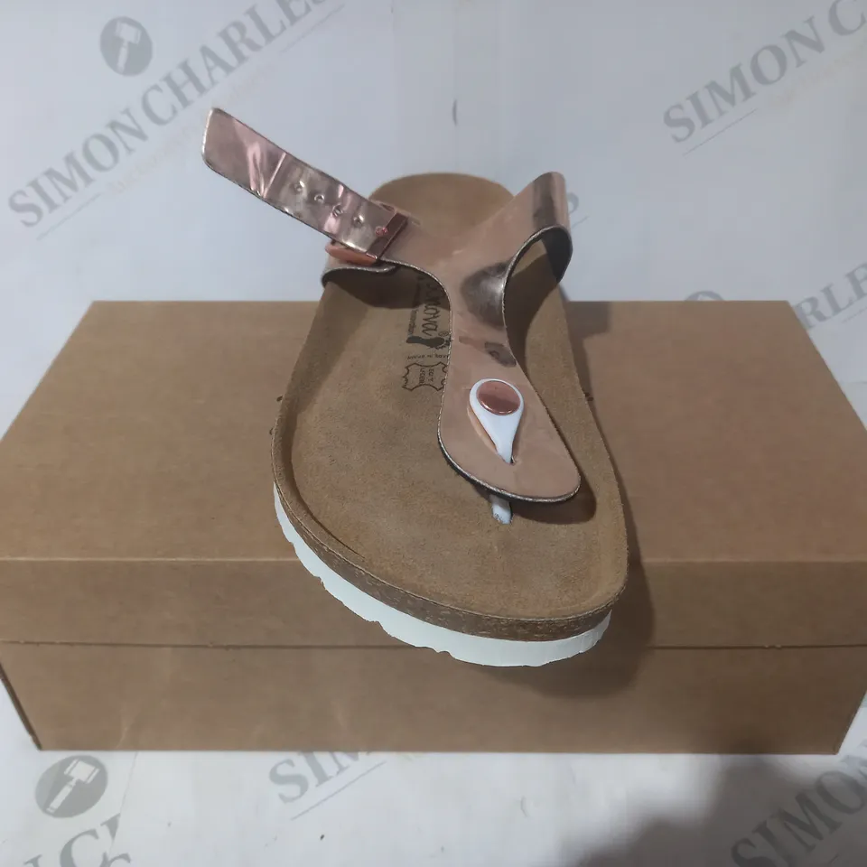 BOXED BONOVA TOE POST FLAT SANDALS IN METALLIC ROSE GOLD SIZE 6