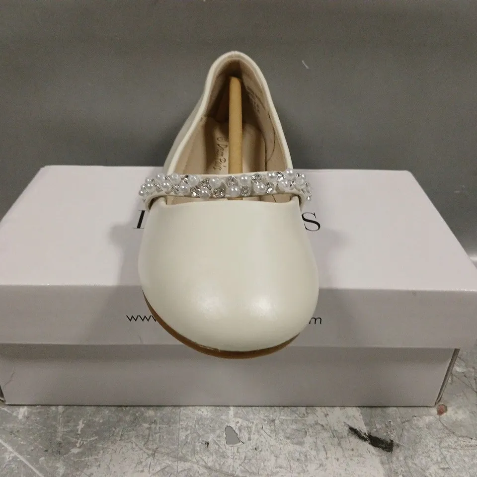 BOXED PAIR OF DREAM PAIRS SERENA KID'S SHOES IN IVORY SIZE UK 13