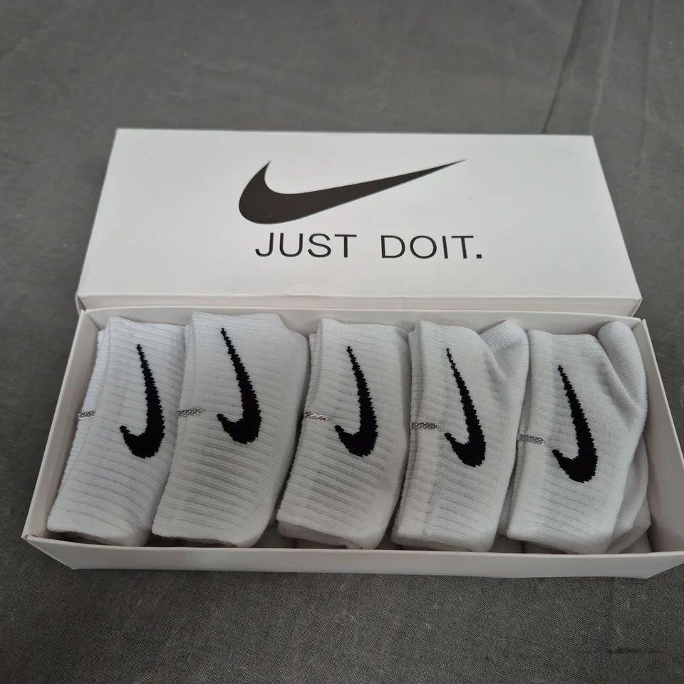 PACK OF 5 WHITE NIKE SOCKS - SIZE UNSPECIFIED