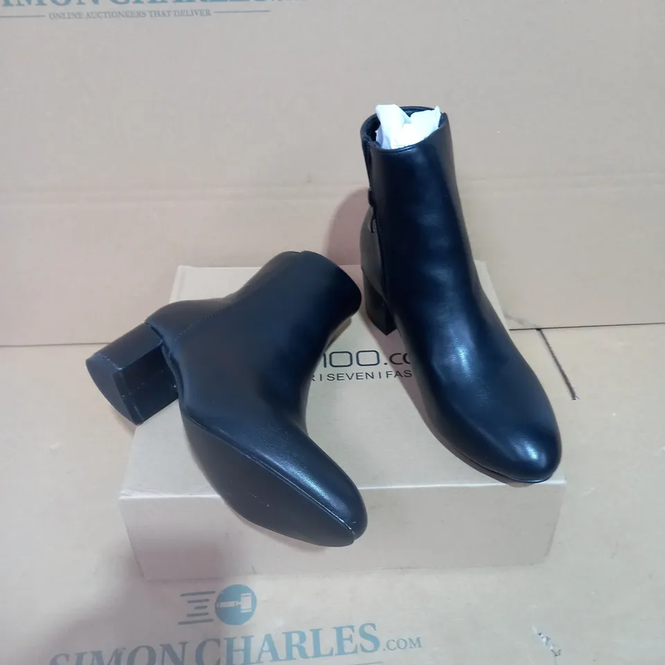 BOXED PAIR OF SIZE 5 BOOHOO BLACK SHOES 