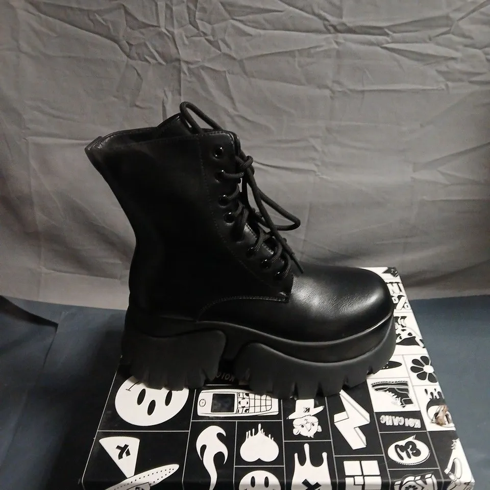 KOI BLACK LEATHER COMBAT BOOTS WITH CHUNKY PLATFORM SOLE – ANKLE HEIGHT, RANCOR BLACK SIZE 4