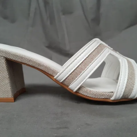 BOXED PAIR OF DESIGNER OPEN TOE BLOCK HEEL SANDALS IN WHITE/TAN UK SIZE 4