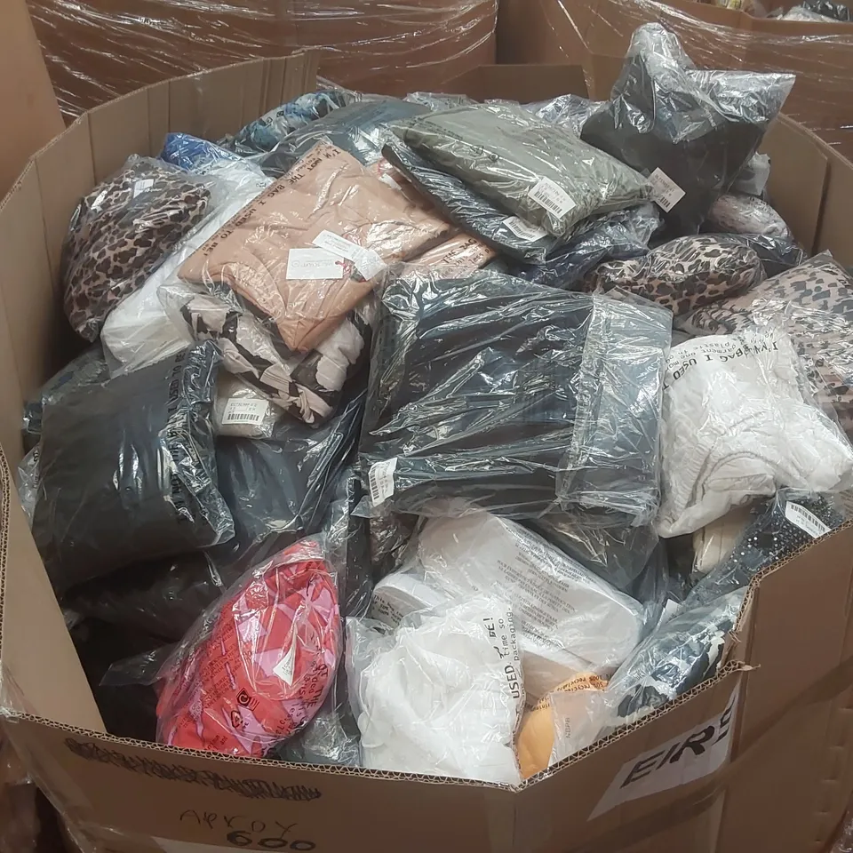 PALLET CONTAINING APPROXIMATELY 600x BRAND NEW ASSORTED DESIGNER CLOTHING ITEMS INCLUDING: FIGLEAVES BATHING SUIT, JD WILLIAMS TOP, SIMPLY BE DRESSES ECT