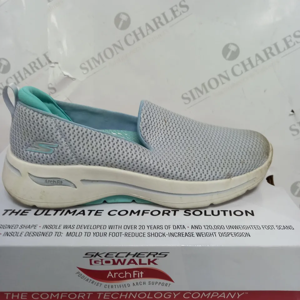 SKETCHERS GO WALK ARCH FIT IN BLACK - SIZE 5.5