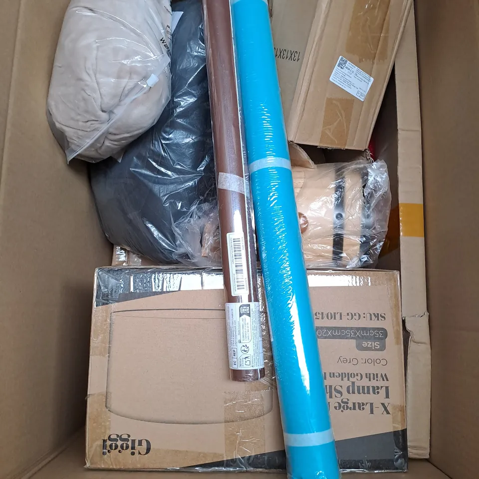 BOX OF APPROXIMATELY 10 ASSORTED HOUSEHOLD ITEMS TO INCLUDE - LAMP SHADE - TOWEL BALE - AIR COOLER - ETC - COLLECTION ONLY