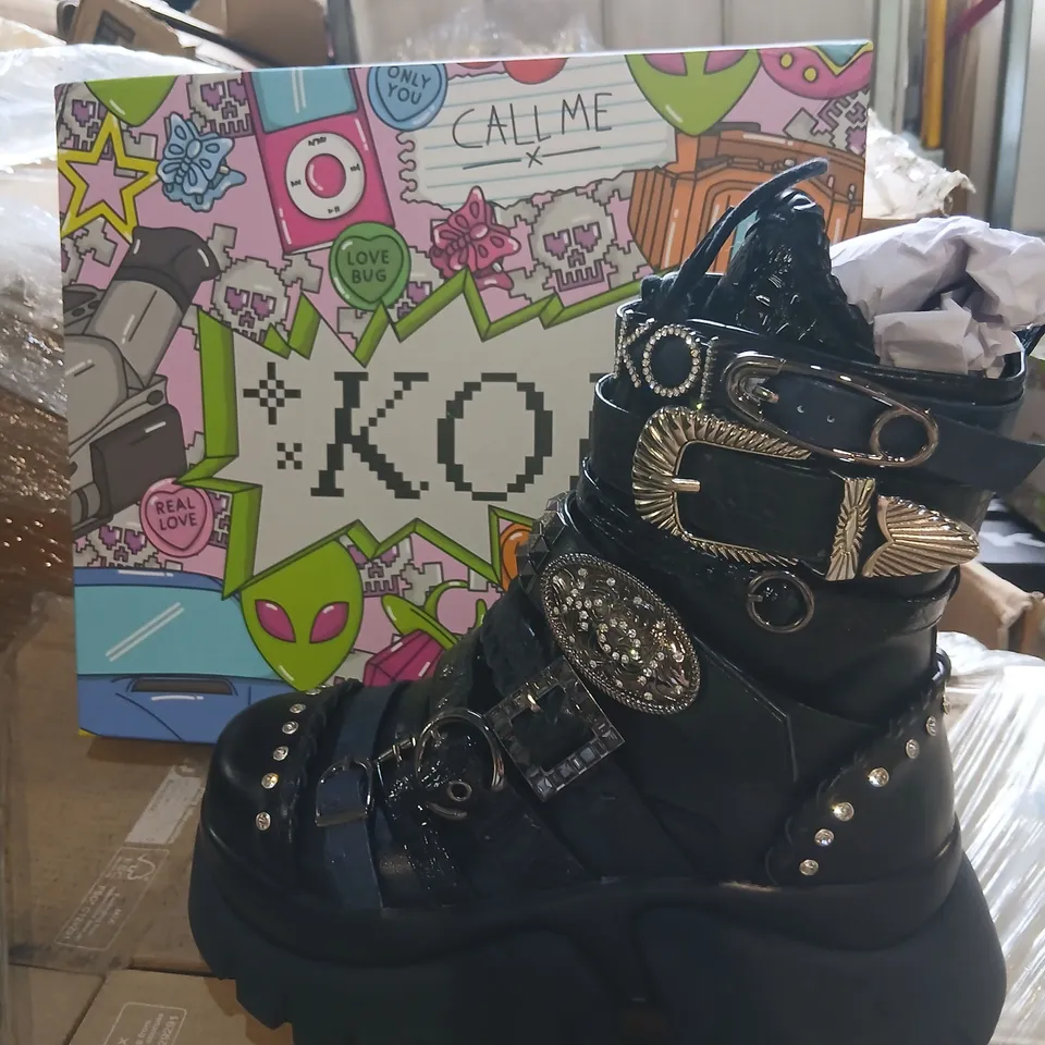 KOI FOOTWEAR ENCHAINED BELT MONSTER BOOTS - BLACK, UK 6