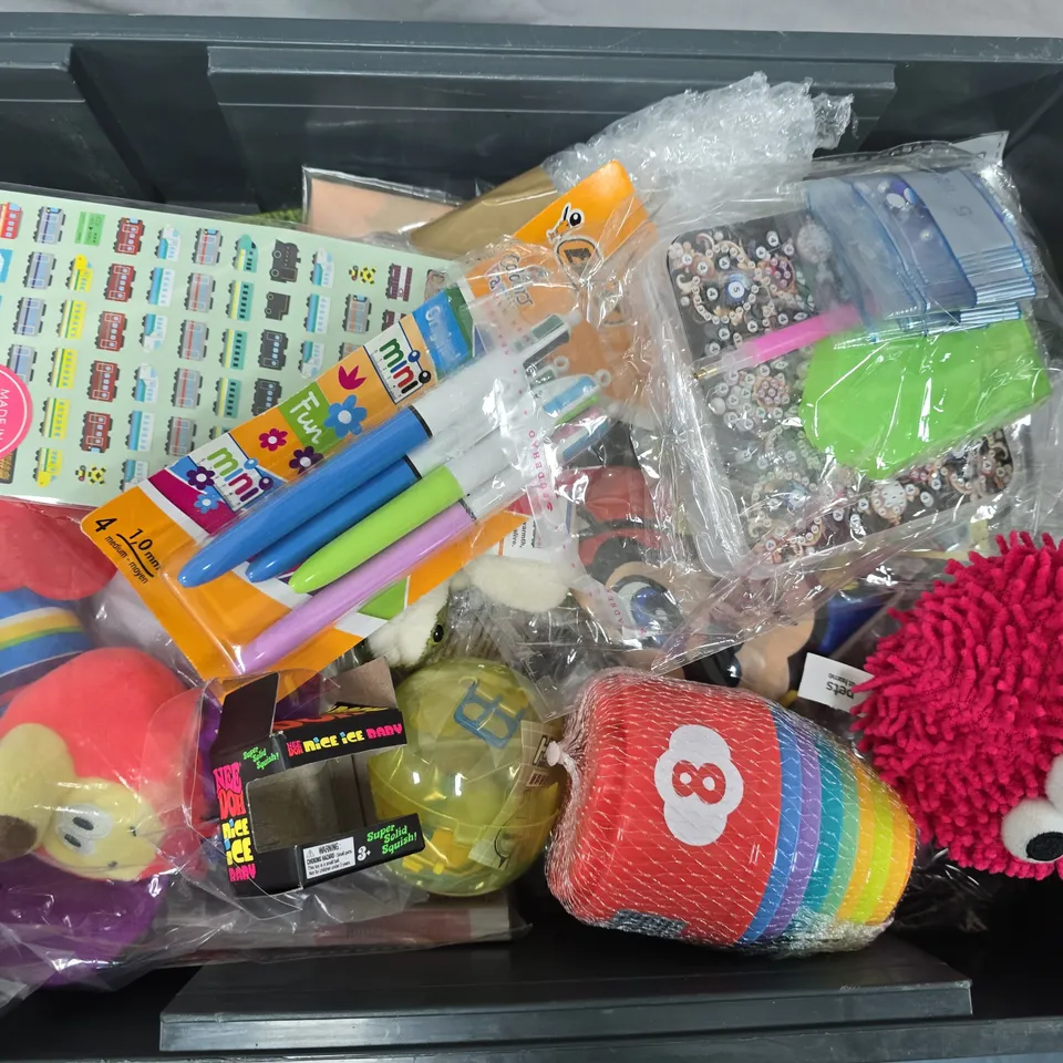 APPROXIMATELY 15 ASSORTED TOYS & GAMES PRODUCTS TO INCLUDE CUTSOM GOLF BALLS, BALANCE BALLS, BIC PENS, ETC