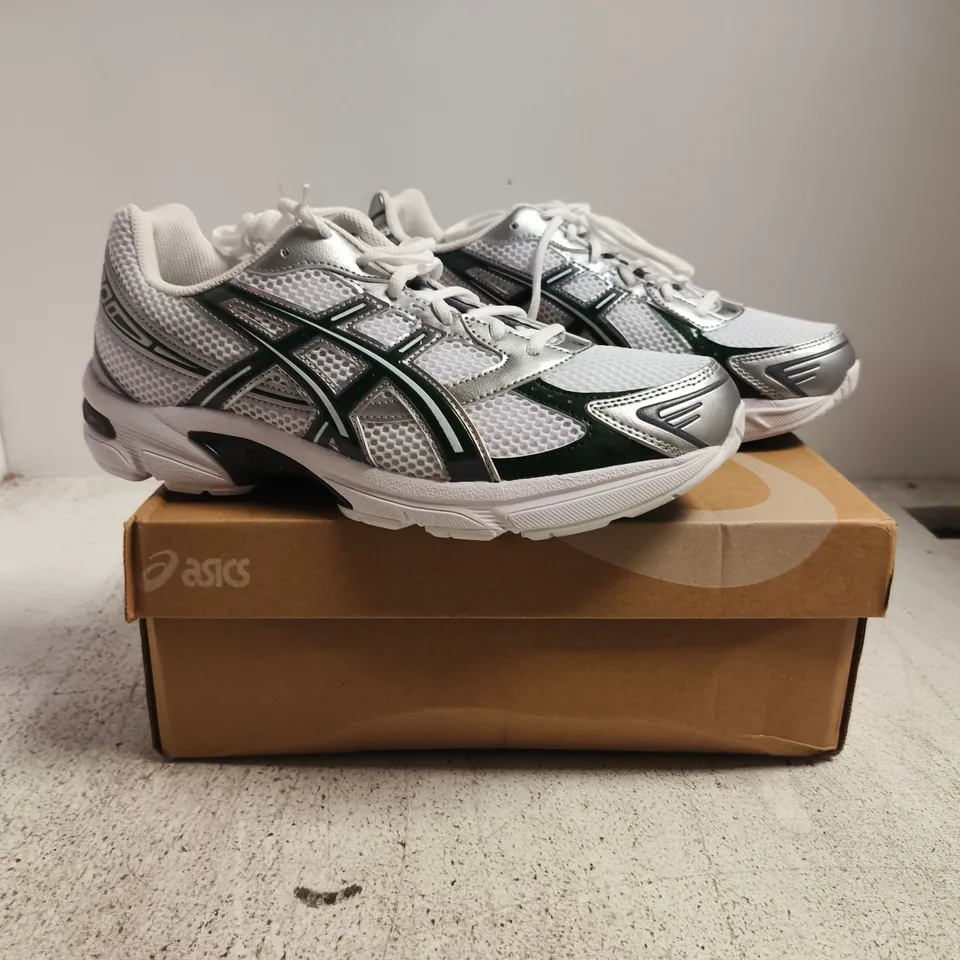 BOXED PAIR OF ASICS GEL-1130 TRAINERS IN WHITE/FOREST NIGHT SIZE UK 9