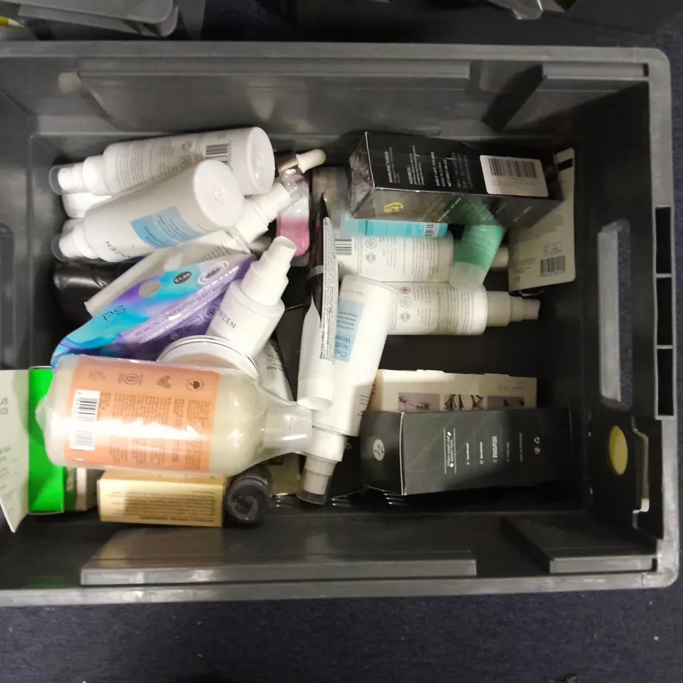APPROXIMATELY 20 ASSORTED HEALTH & BEAUTY ITEMS TO INCLUDE - TROPIC MORNING MIST, THE BODY SHOP BODY BUTTER AND ORIGINAL SOURCE SHOWER GEL