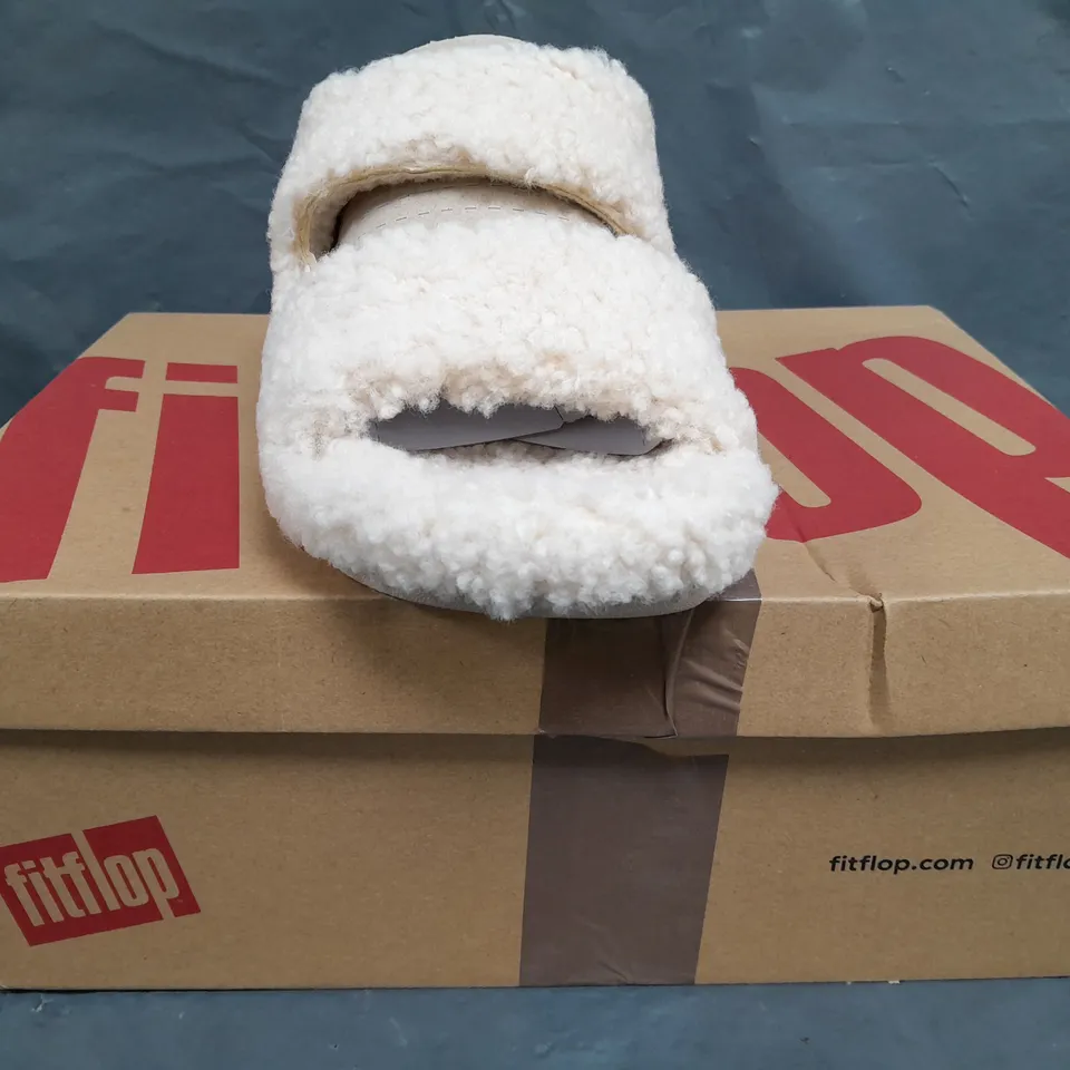 BOXED PAIR OF FITFLOP TWO-BAR CURLY WOOL SLIDERS IN IVORY SIZE UK 6.5