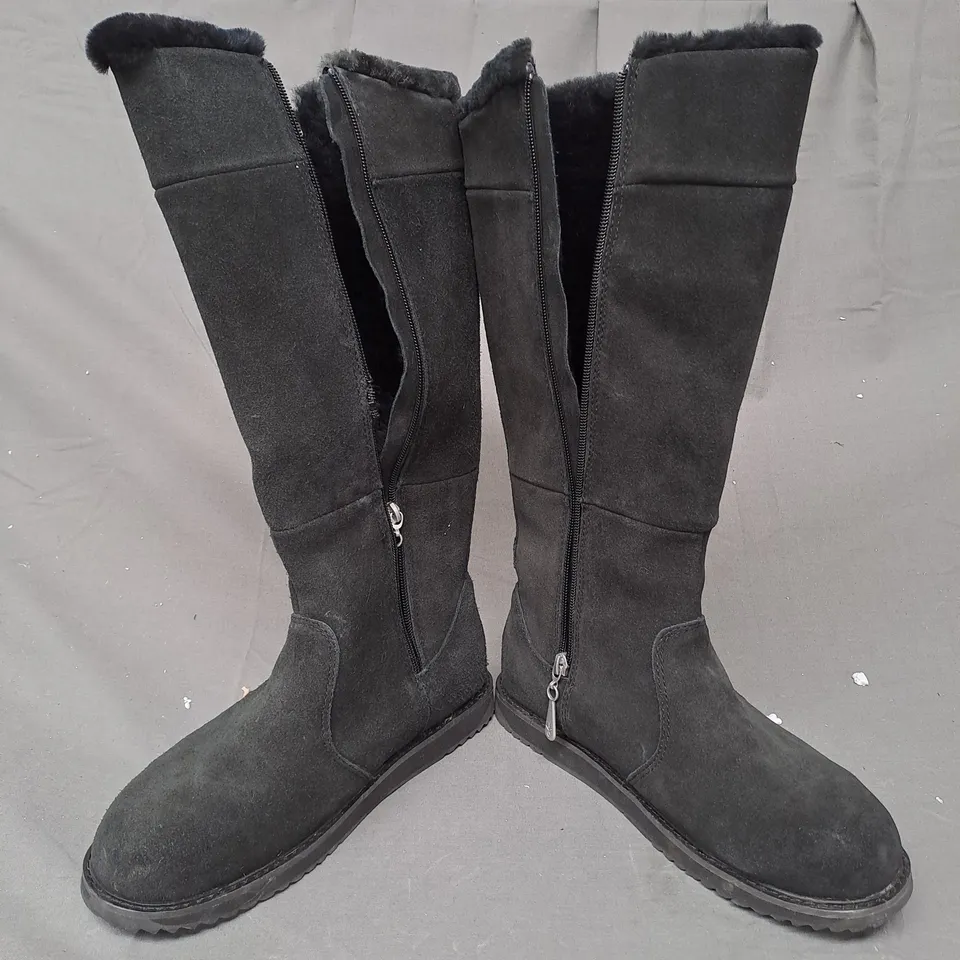 BOXED EMU AUSTRALIA MOONTA KNEE-HIGH BOOTS IN BLACK SIZE 6