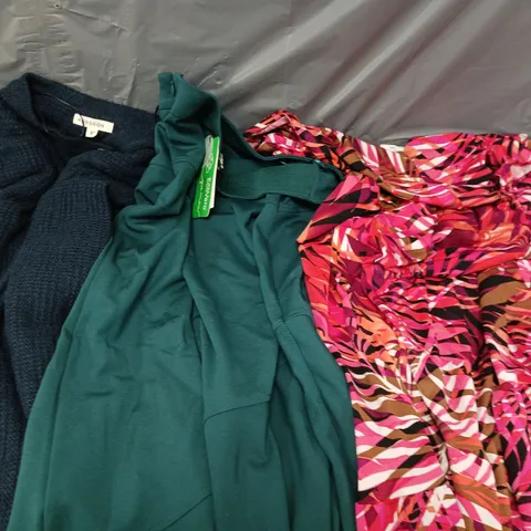 APPROXIMATELY 20 ASSORTED CLOTHING PRODUCTS IN VARIOUS STYLES & SIZES TO INCLUDE DRESSES, JUMPERS, TROUSERS ETC