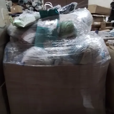 PALLET CONTAINING LARGE QUANTITY OF CAT LITTER