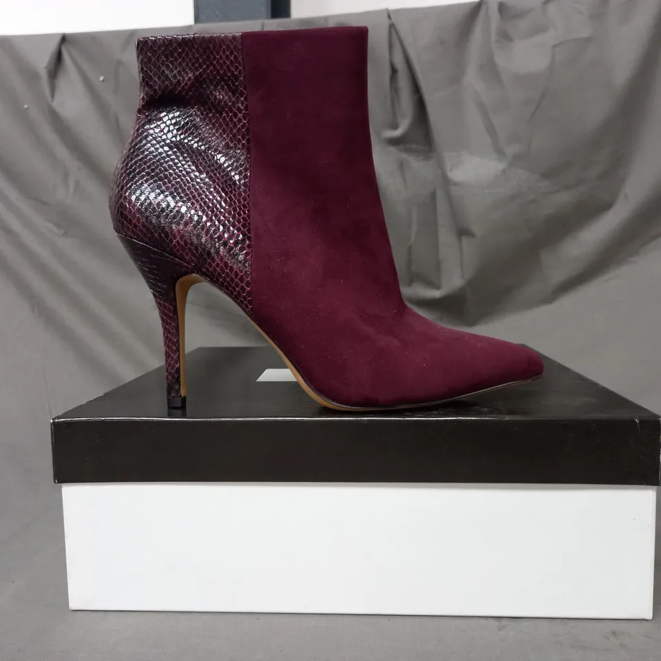 BOXED PAIR OF NINE WEST FLAGSHIP SYNTHETIC ANKLE BOOTS IN WINE SIZE 10