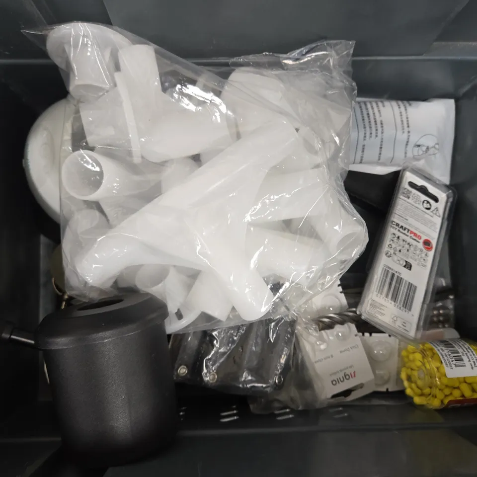 APPROXIMATELY 15 ASSORTED HOUSEHOLD ITEMS TO INCLUDE CRAFTPRO PLANER BLADES, AIRUP CHILLED CHEERS PODS, SUPER GLUE, ETC