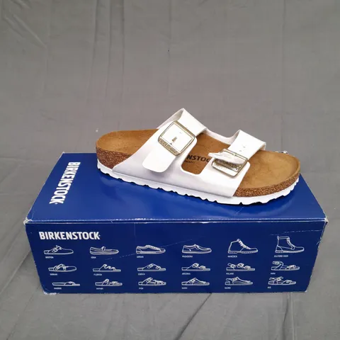 BOXED PAIR OF BIRKENSTOCK ARIZONA BS PATENT WHITE SIZE 3.5