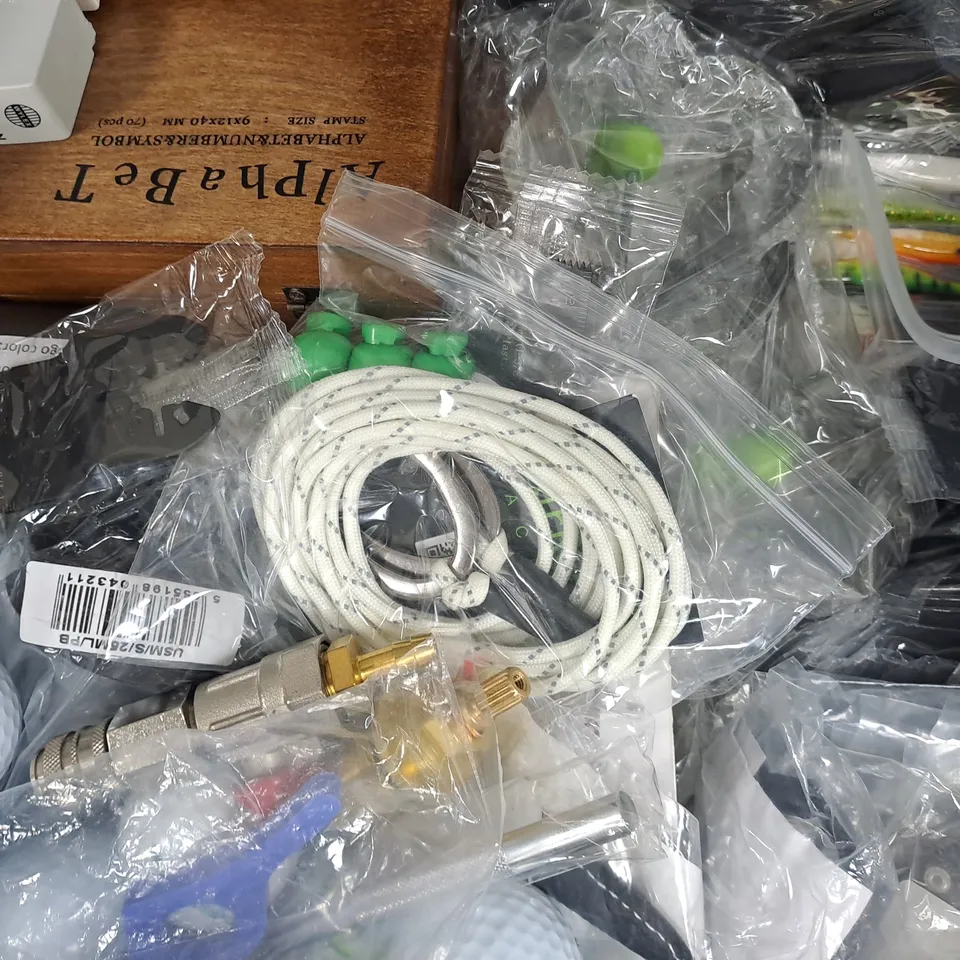 APPROXIMATELY 20 ASSORTED HOUSEHOLD ITEMS TO INCLUDE GARDEN HOSE SPRAY GUN, GOLF BALLS, INCENSE, ETC