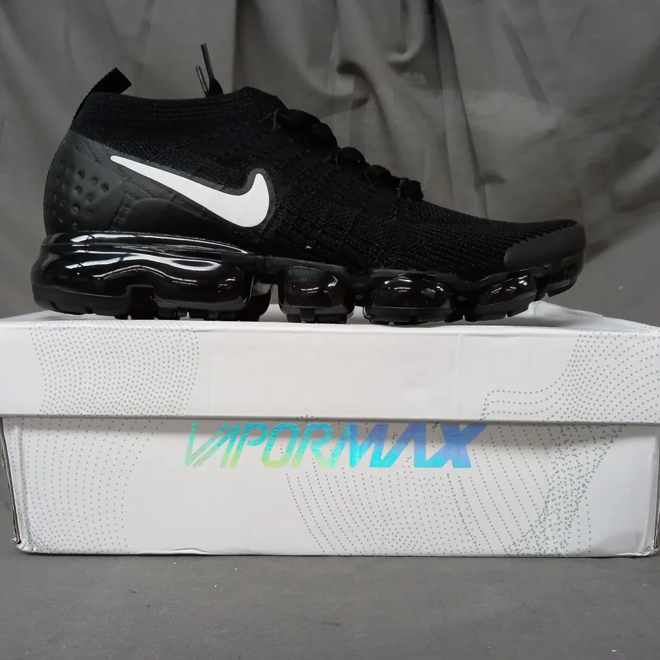 BOXED PAIR OF NIKE AIR VAPORMAX FLYKNIT SHOES IN BLACK UK SIZE 7.5