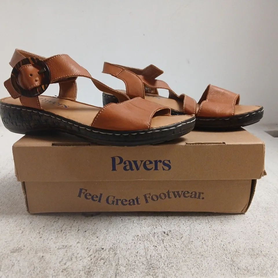 BOXED PAIR OF PAVERS OPEN TOE SANDALS IN TAN SIZE 6