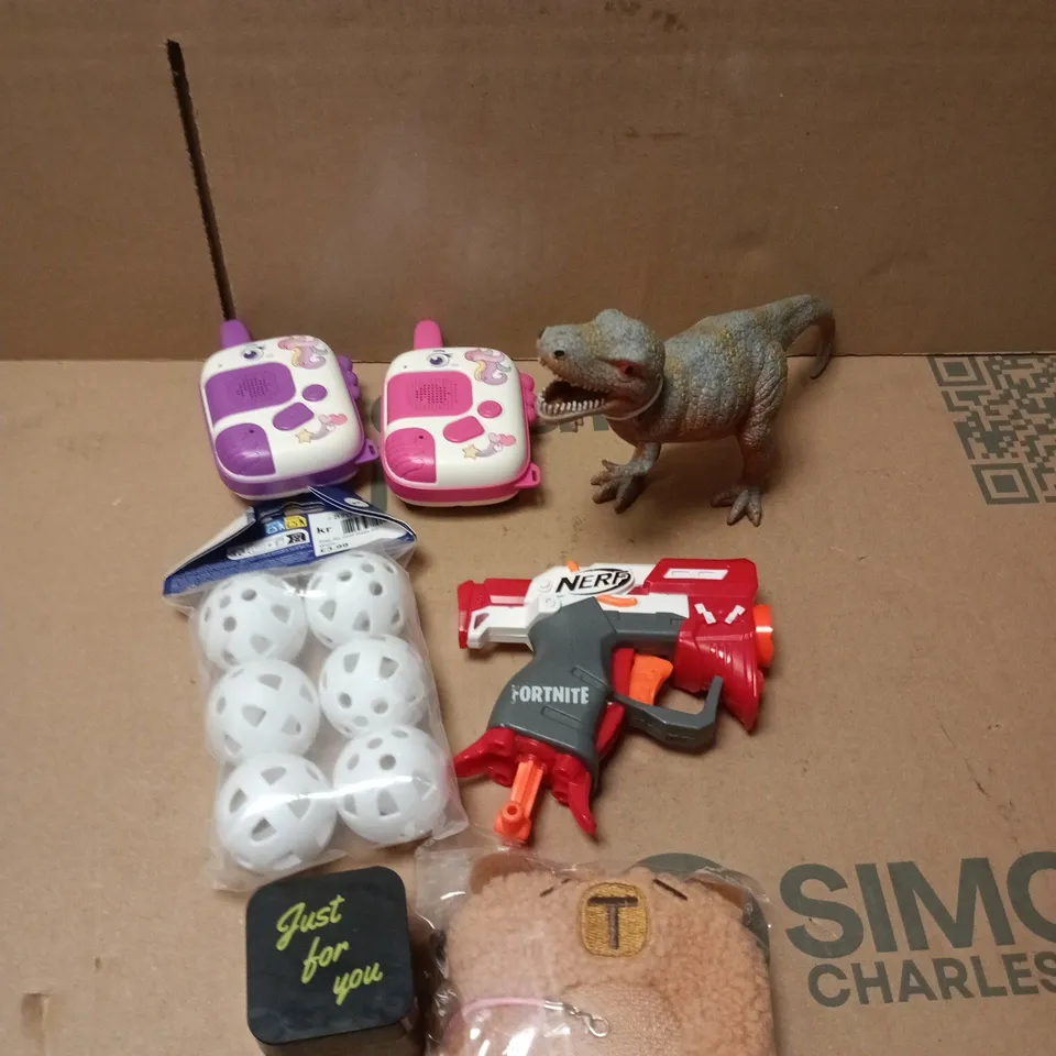 APPROXIMATELY 10 ASSORTED TOYS & GAMES PRODUCTS TO INCLUDE NERF GUN, WALKIE TALKIES, FIGURINE ETC 