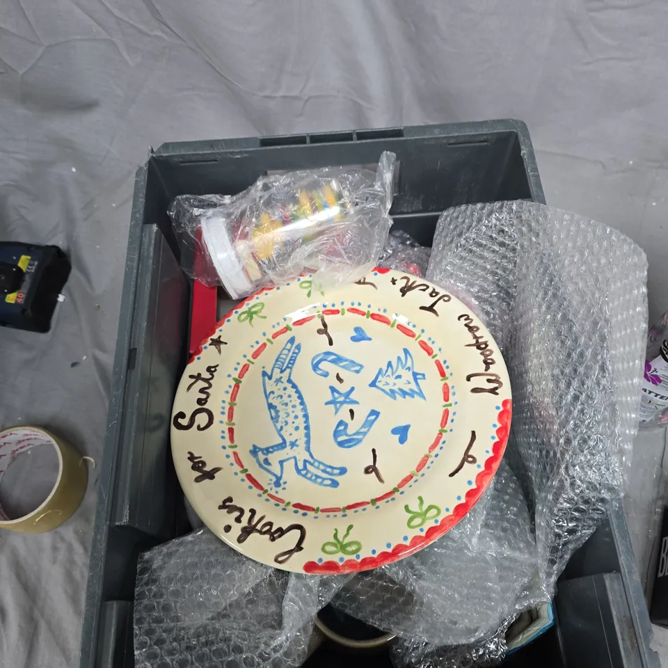 TOTE OF APPROXIMATELY 10 GLASS / CERAMIC ITEMS TO INCLUDE:GLASS BOTTLE AND THE BEATLES MUG