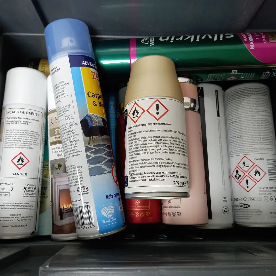 APPROXIMATELY 12 ASSORTED AEROSOLS TO INCLUDE SILICONE RELEASE SPRAY (500ml), CHESNEY STONESEAL (250ml), GLADE AUTOMATIC SPRAY (269ml), ETC