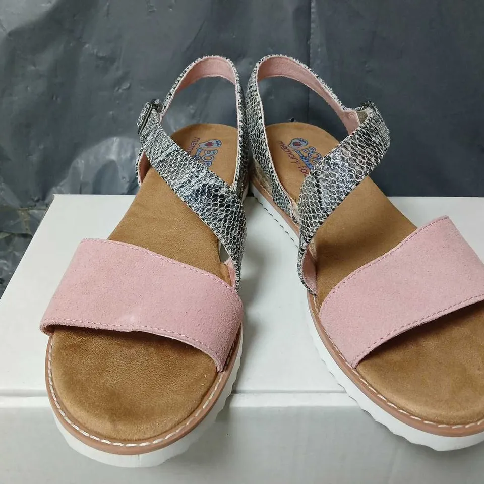 SKECHERS OPEN TOE SANDALS IN PINK/SCALE - UK 6.5