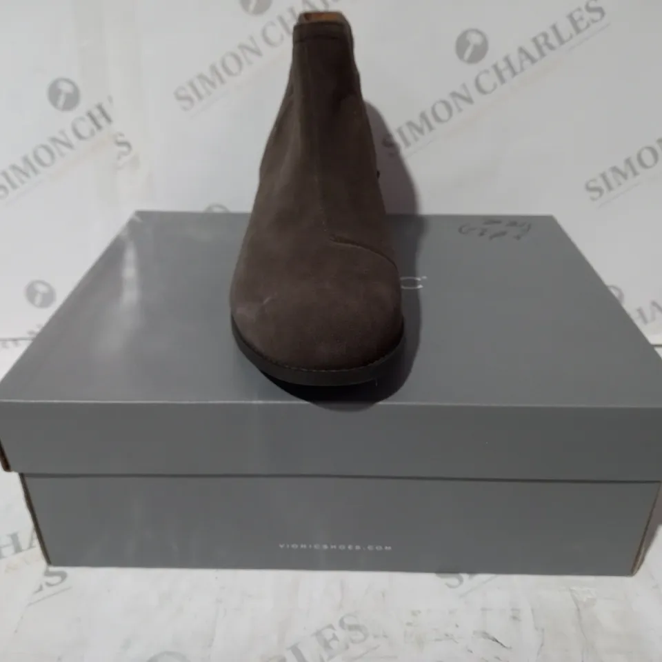 BOXED VIONIC FELICITY LIV LOW HEEL SHOES IN GREIGE - SIZE 7
