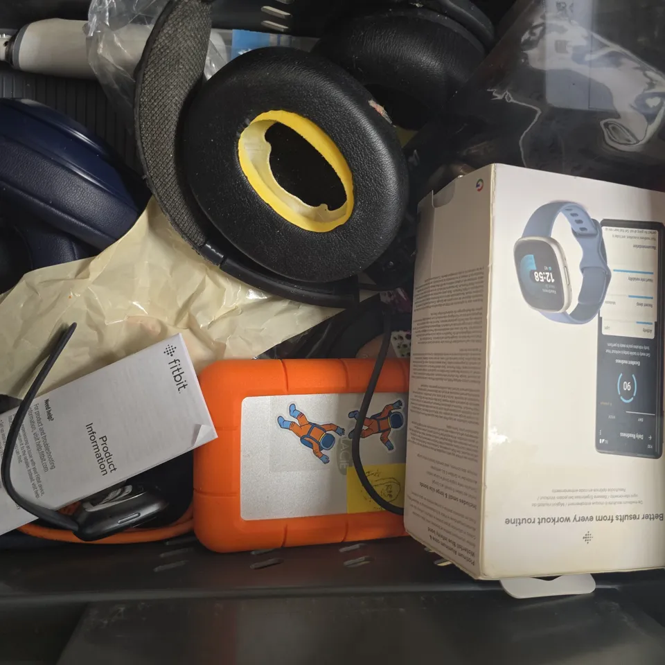 APPROXIMATELY 10 ASSORTED ELECTRICAL ITEMS TO INCLUDE SONY ERICSSON, NOKIA RH-51, ETC