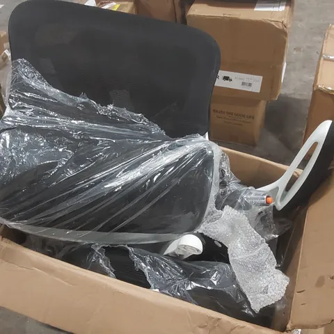 BOXED WHITE OFFICE/GAMING CHAIR