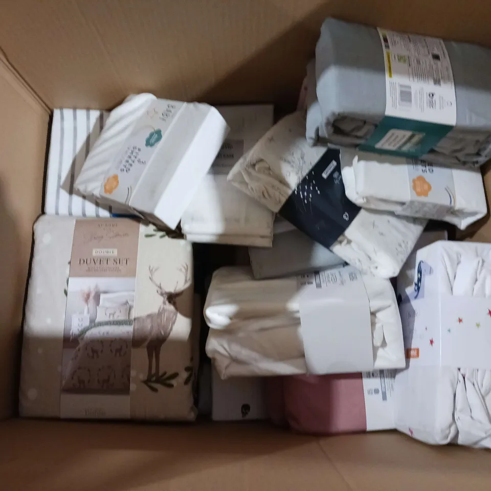 BOX OF APPROXIMATELY 15 ASSORTED BEDDING AND SOFT FURNISHING ITEMS TO INCLUDE - DUVET SETS, FITTED SHEETS, AND PILLOWCASES ETC. 
