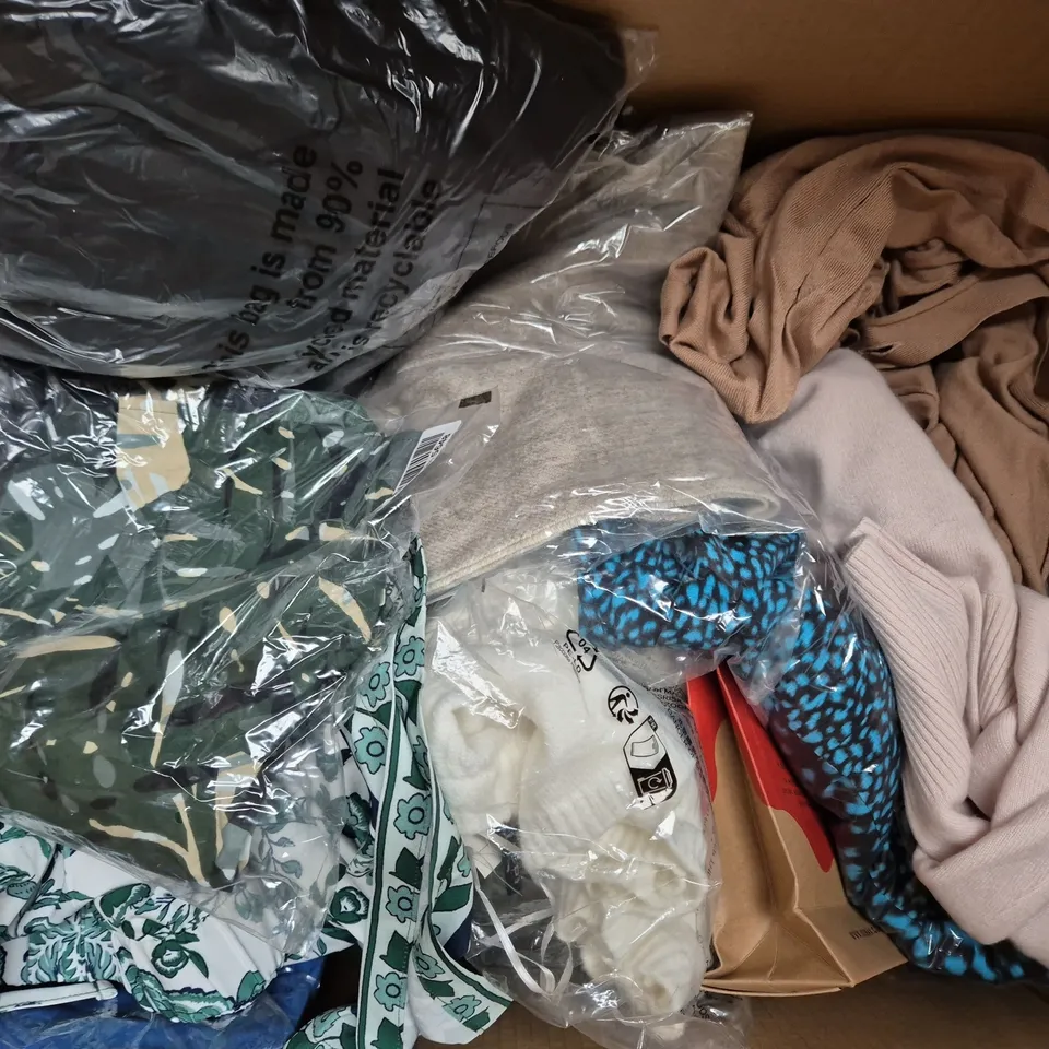 BOX OF APPROXIMATELY 20 ASSORTED CLOTHING AND FASHION ITEMS IN VARIOUS STYLES, SIZES, AND COLOURS - COLLECTION ONLY