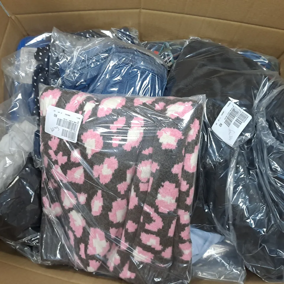 APPROXIMATELY 15 ASSORTED CLOTHING ITEMS IN VARIOUS STYLES, SIZES & COLOURS TO INCLUDE SHIRT, DENIM JACKET, JUMPER, ETC