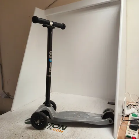 MICRO KICK SCOOTER – GREY