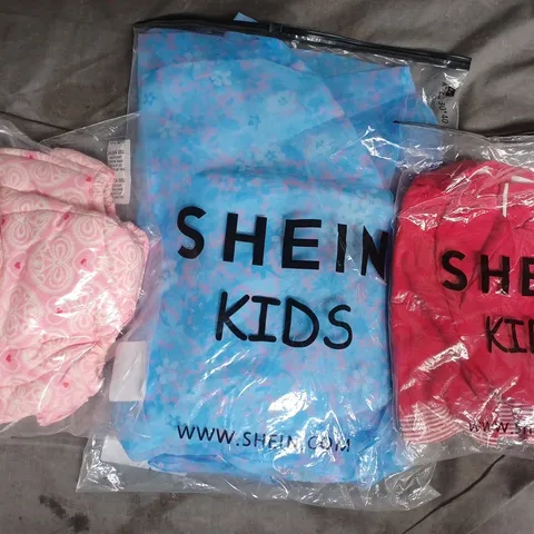 BOX OF APPROXIMATELY 20 ASSORTED KID'S CLOTHING AND FASHION ITEMS IN VARIOUS STYLES, SIZES, AND COLOURS, ETC - COLLECTION ONLY